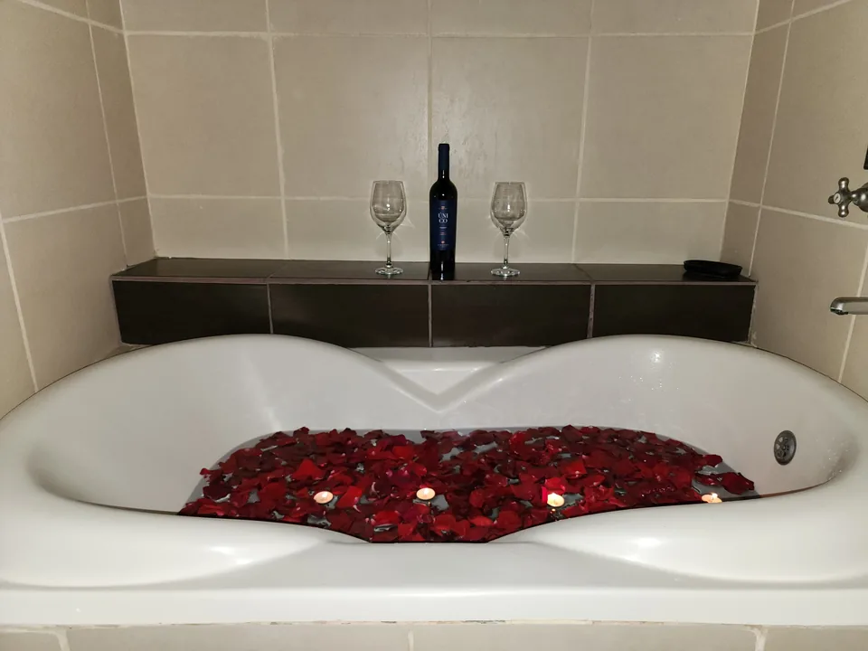 Bañera con pétalos y velas para una ocasión especial