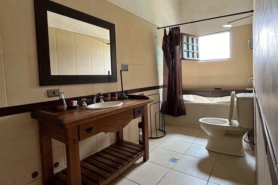 Baño privado del dormitorio 1 con bañera