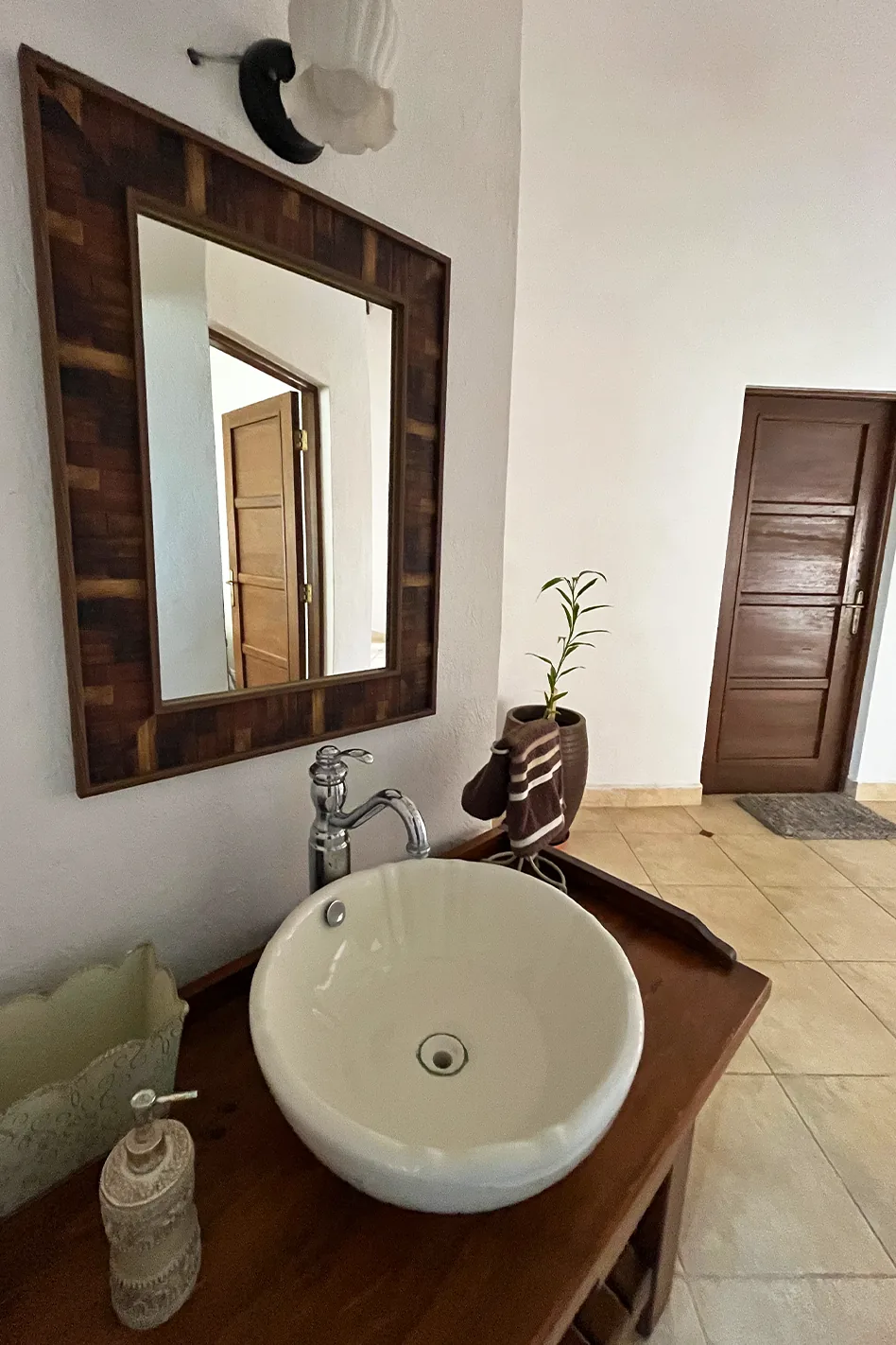 Baño compartido con lavabo y espejo