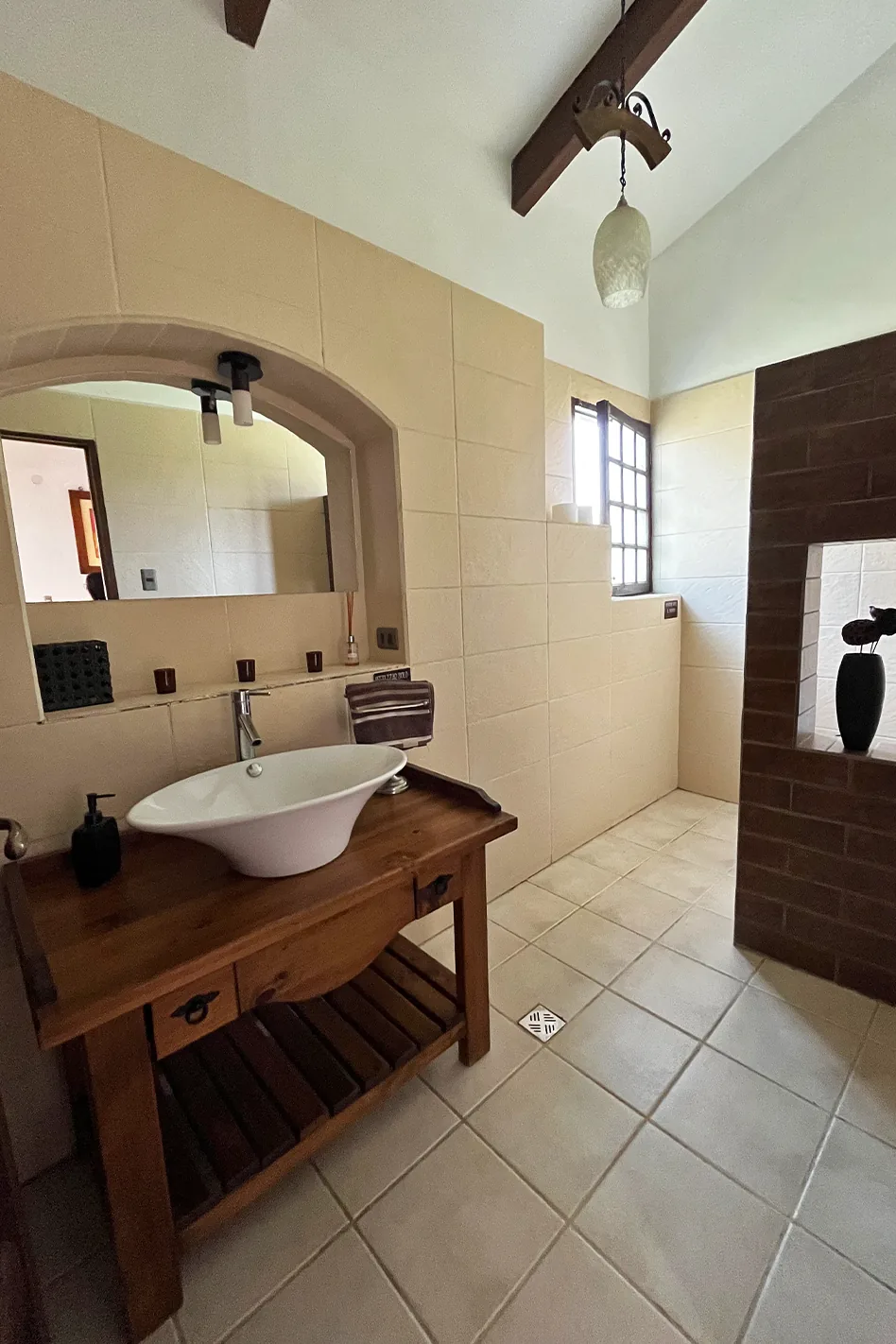 Baño junto a la sala principal