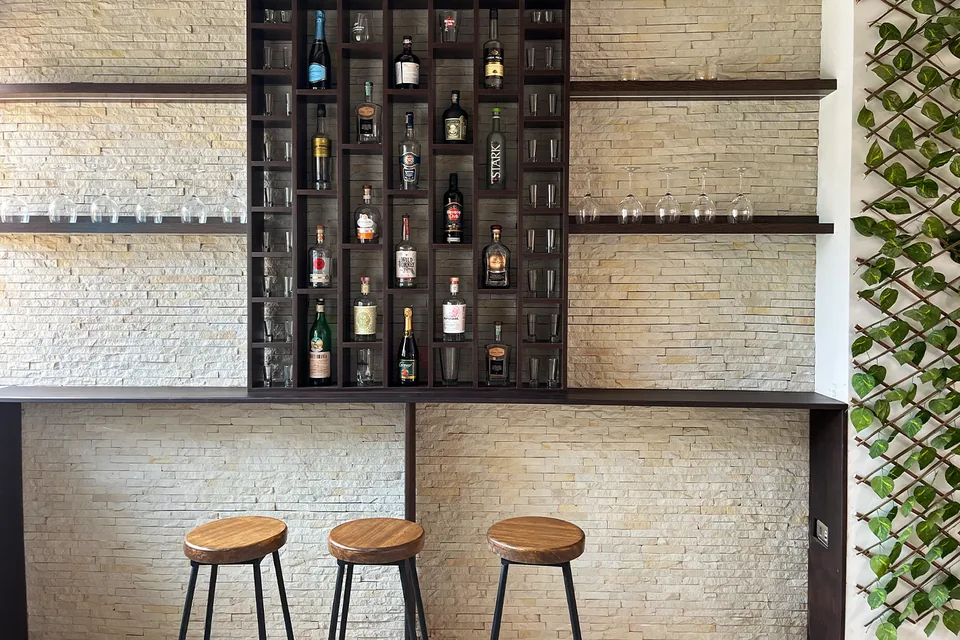 Bar y taburetes en la sala principal