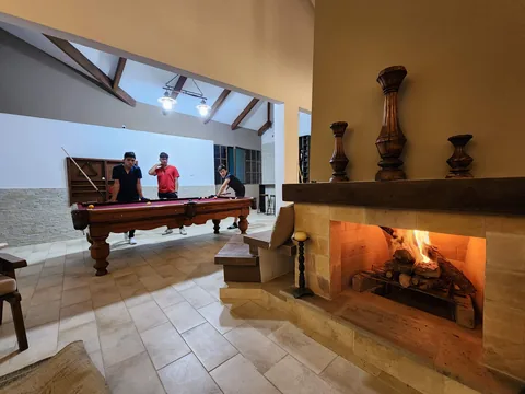 Una partida de billar junto a la chimenea encendida