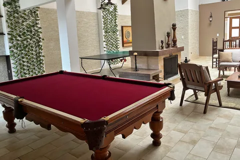 Mesas de billar y ping pong dentro de la sala principal