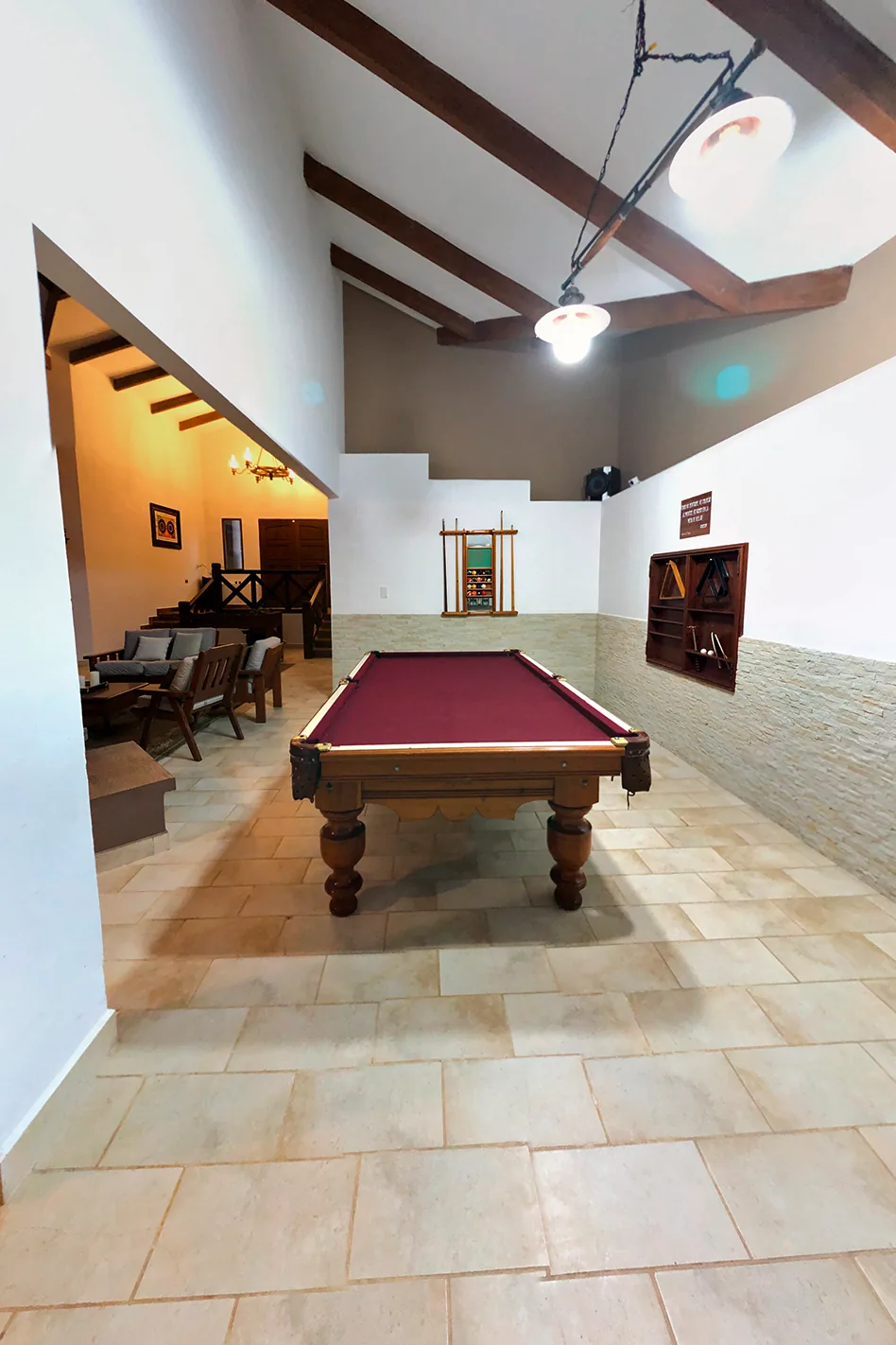 Vista longitudinal de la mesa de billar en la gran sala