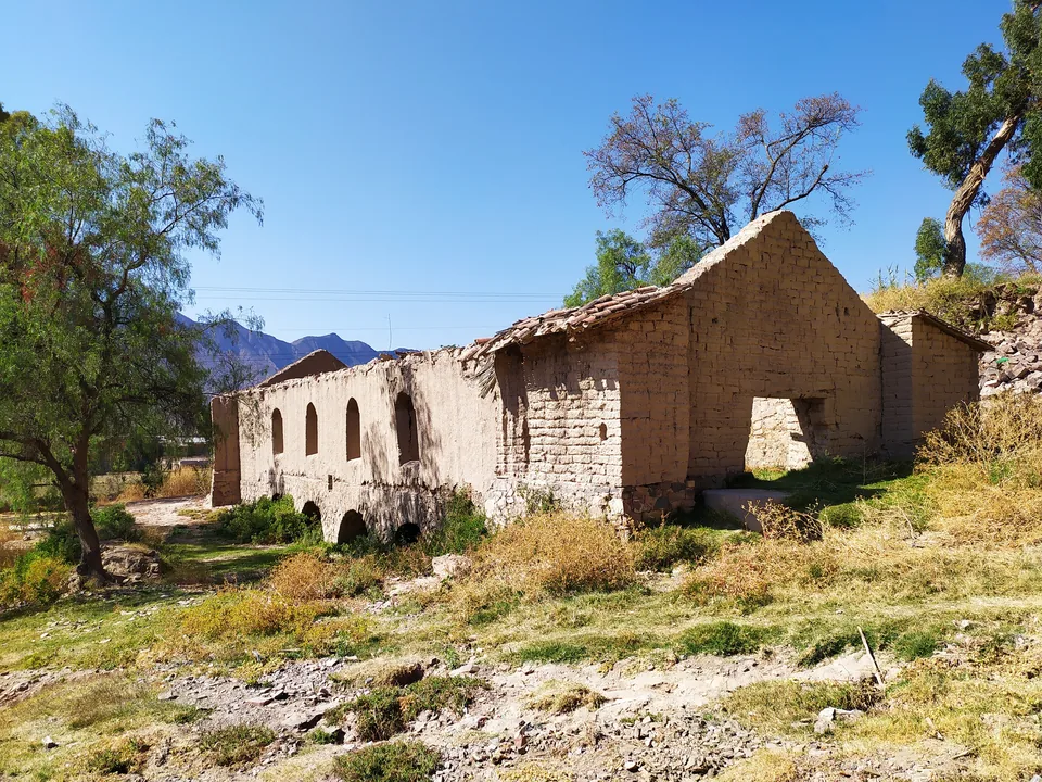 Antiguo molino de adobe en Capinota, entre árboles y montañas