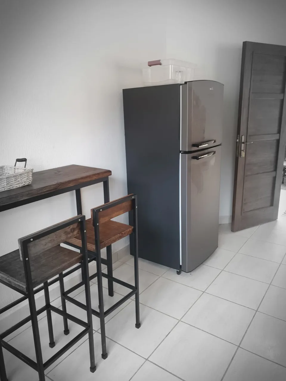 Mesa de apoyo y refrigerador de la cocina