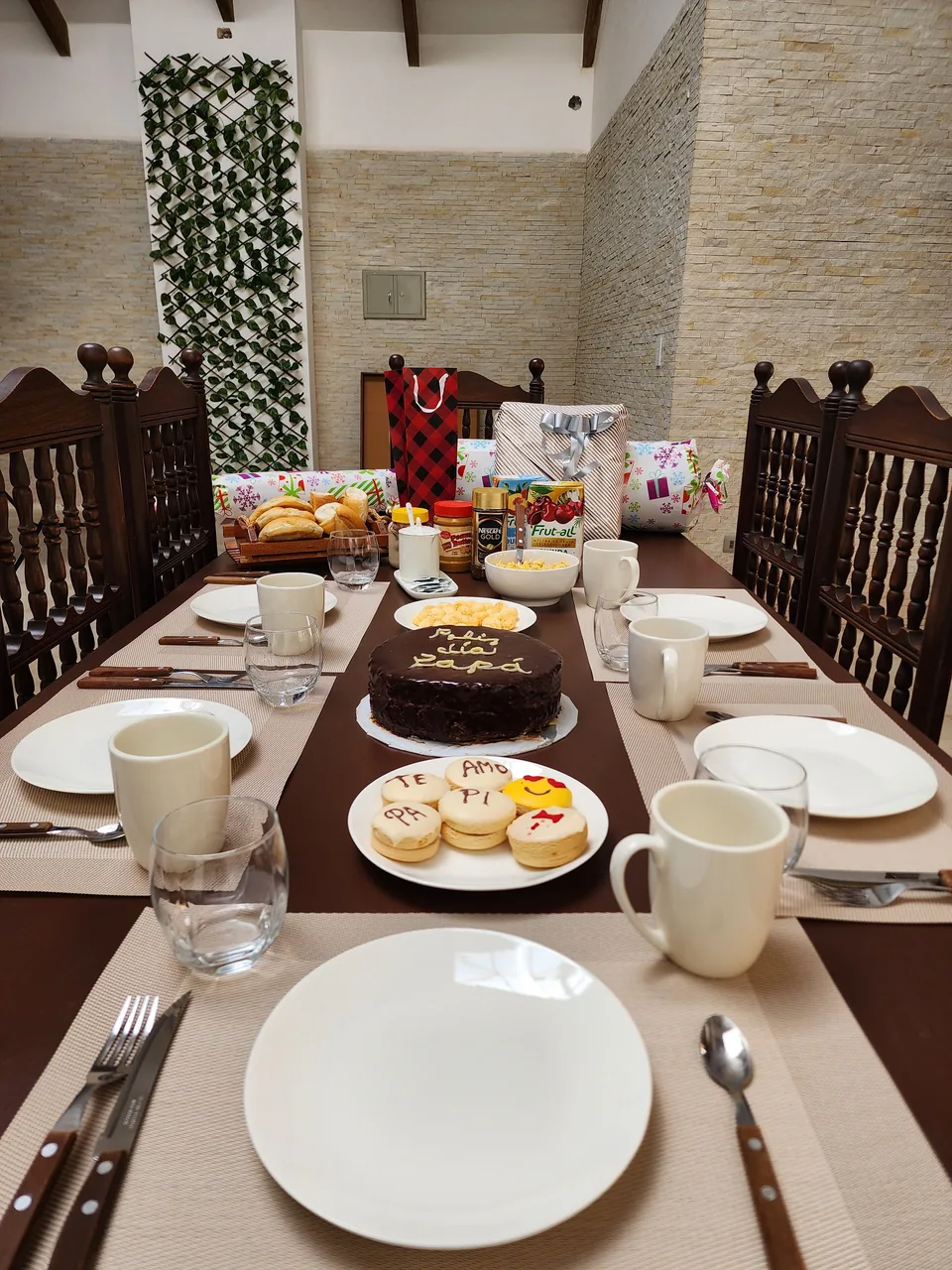 La mesa del comedor preparada para un desayuno especial