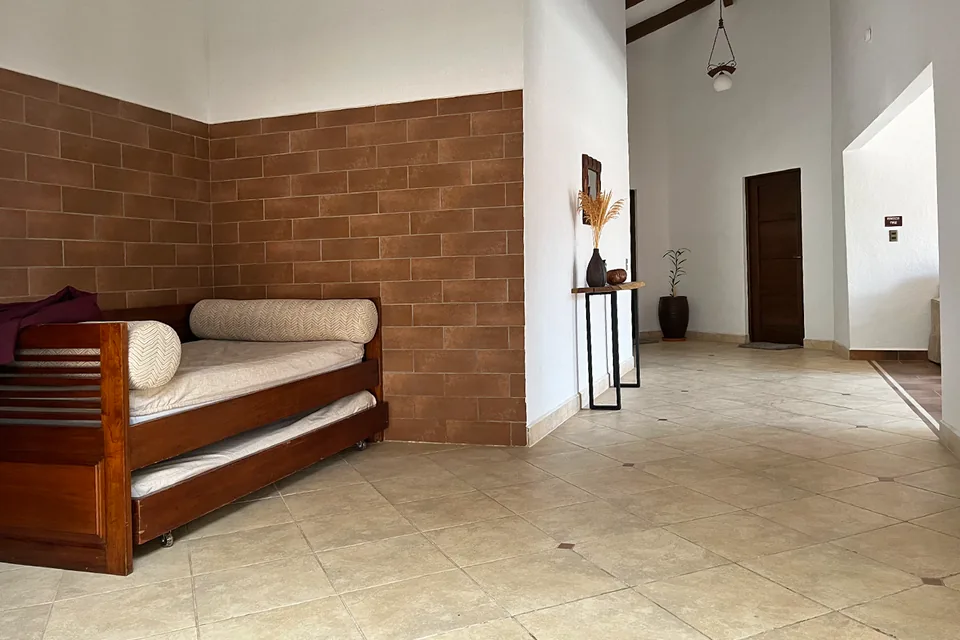 Diván del pasillo con una cama y una segunda cama extraíble