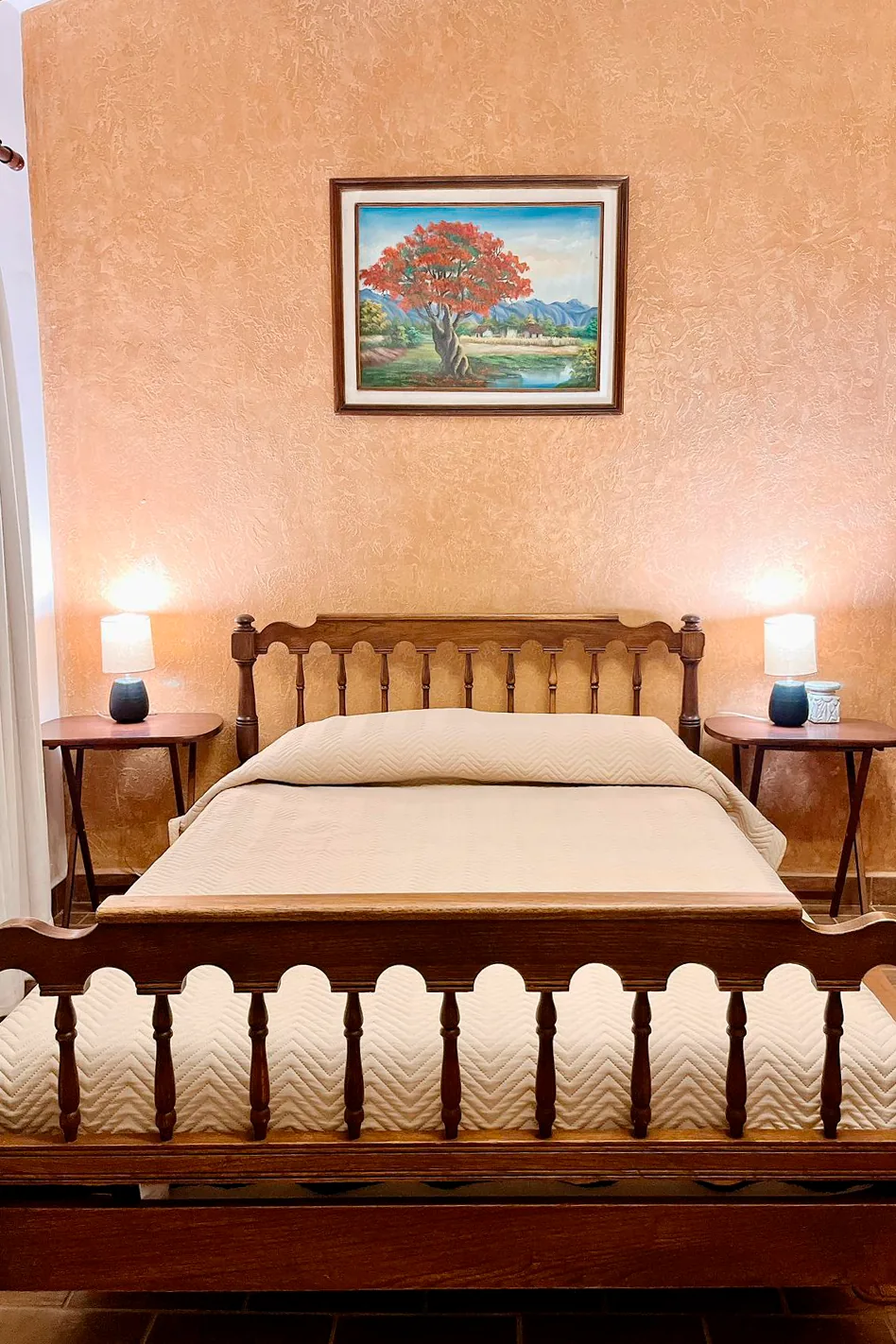 Cama doble y mesas de noche del dormitorio 1