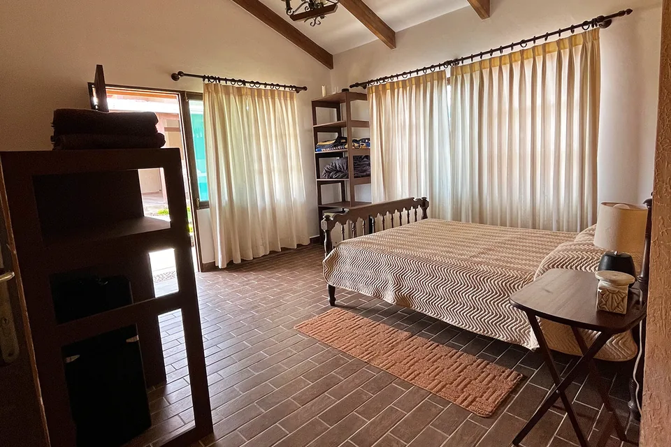 Dormitorio 1 con cama doble y mobiliario de madera
