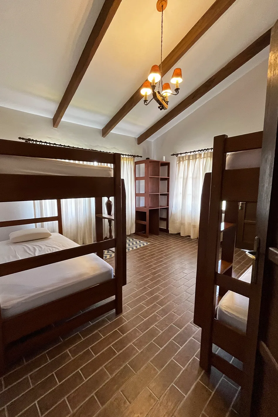 Otra vista de las literas del dormitorio 2 desde la entrada