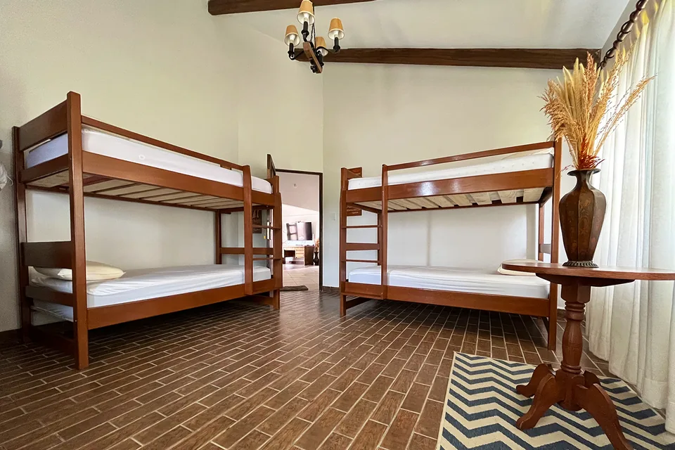 Dormitorio 2 con dos literas y cuatro camas individuales