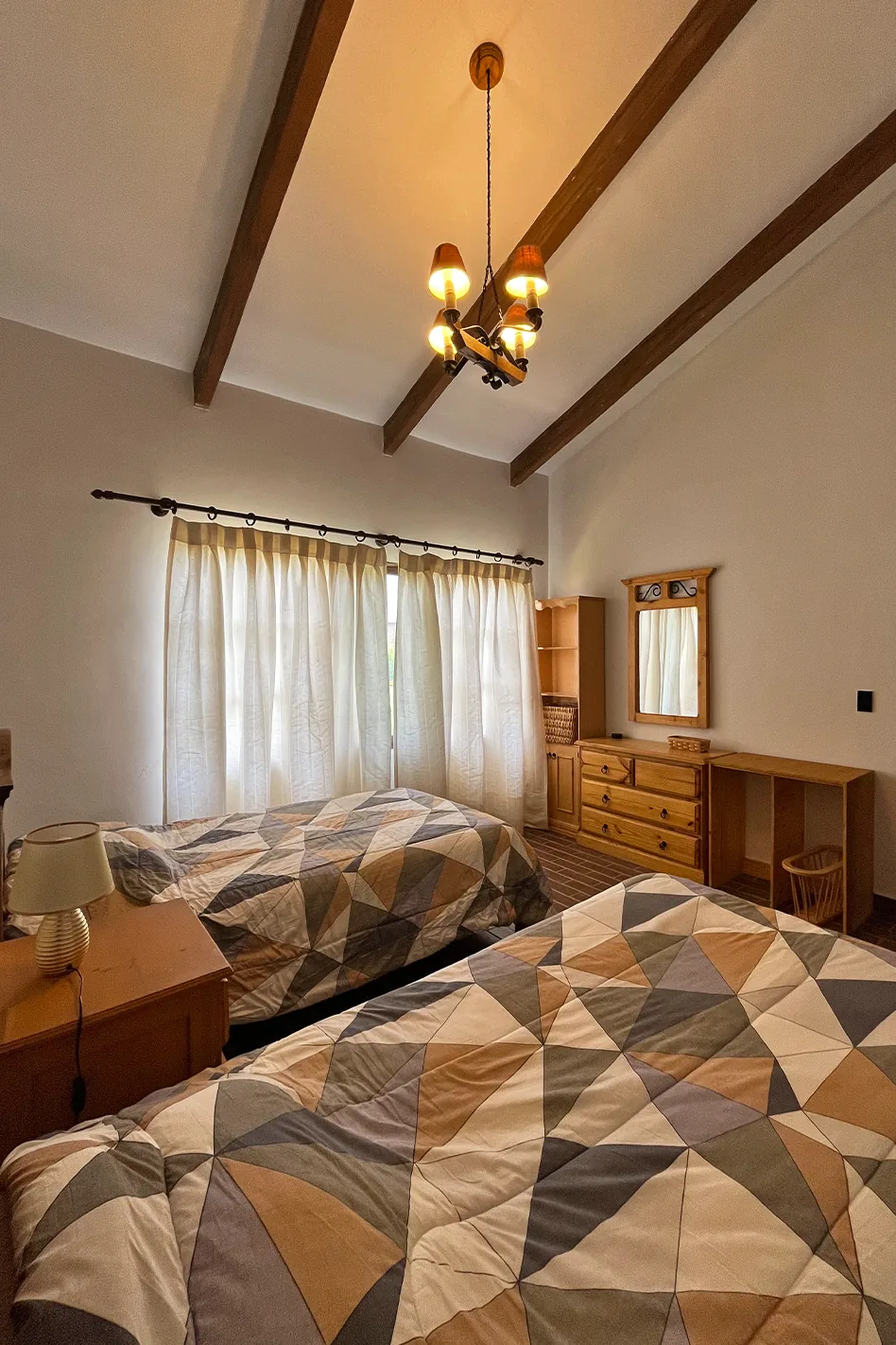 Dos camas individuales del dormitorio 3 junto a la ventana