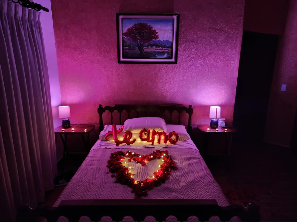 Dormitorio con decoración romántica de una ocasión especial