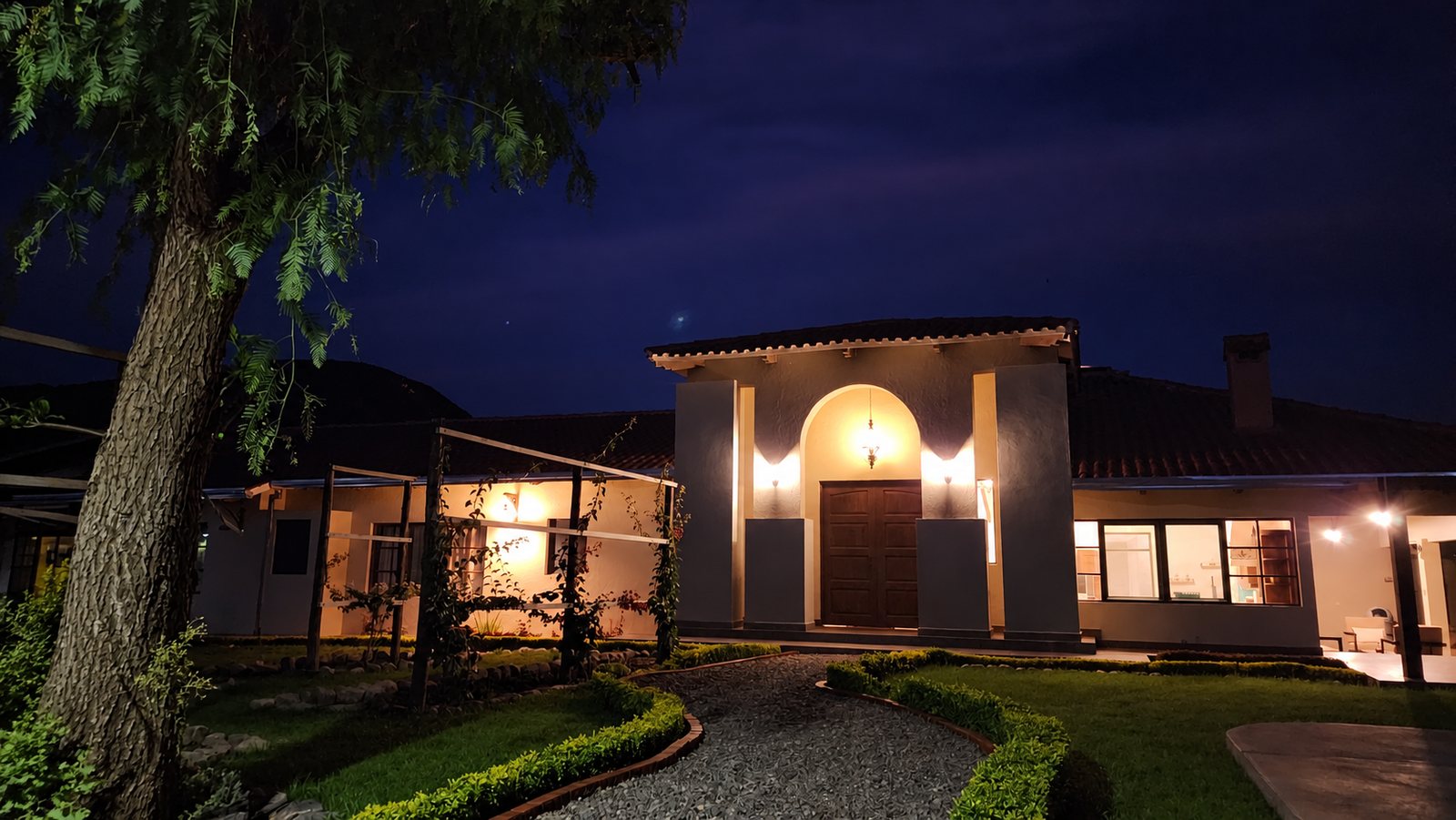 Entrada de Villa Real de Aragón iluminada de noche