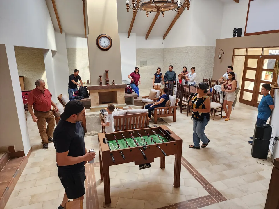 Una familia reunida en la sala con futbolín
