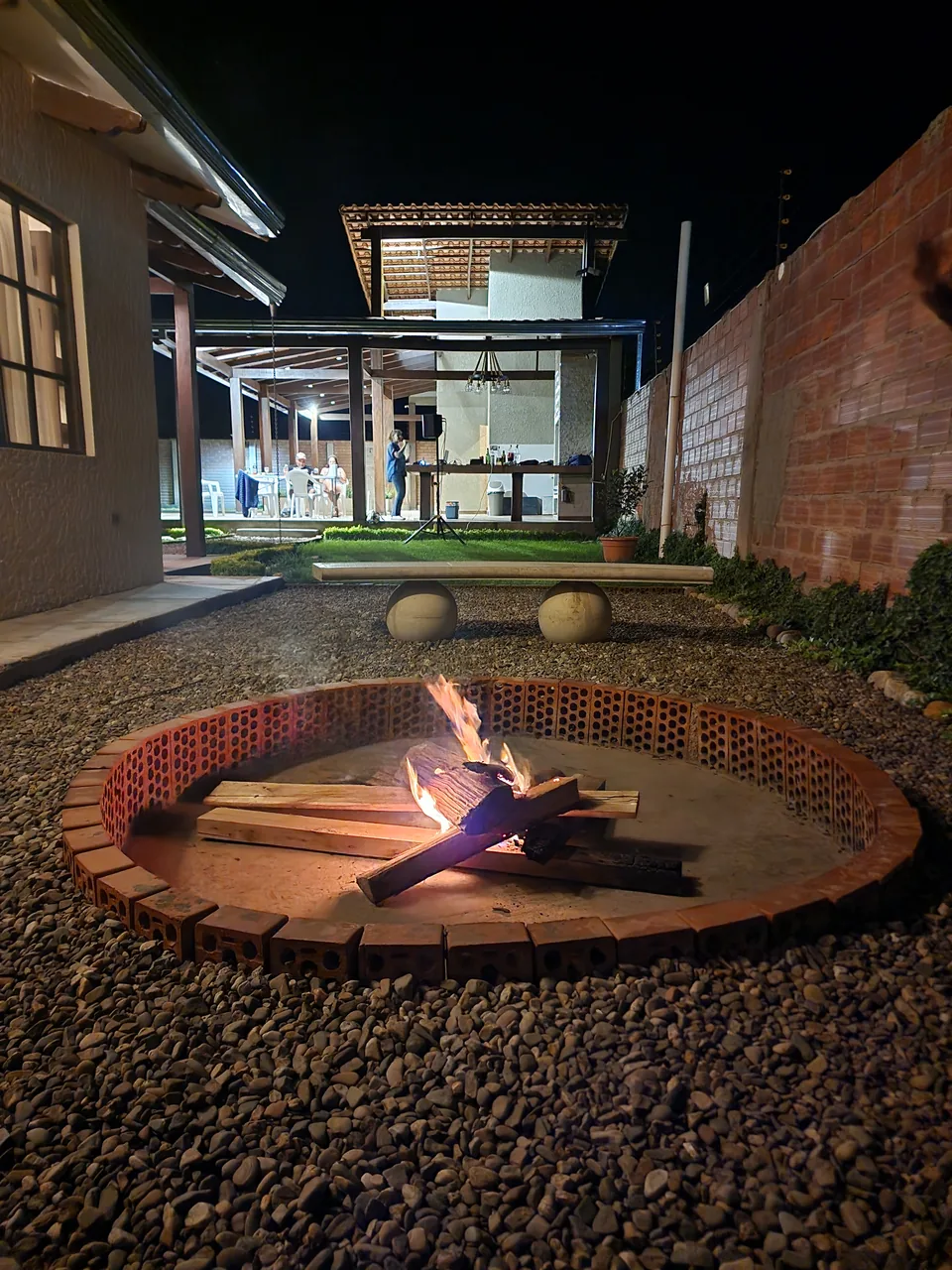 Fogonero y bancos iluminados de noche