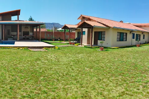 Jardín con vista a los dormitorios y a la piscina