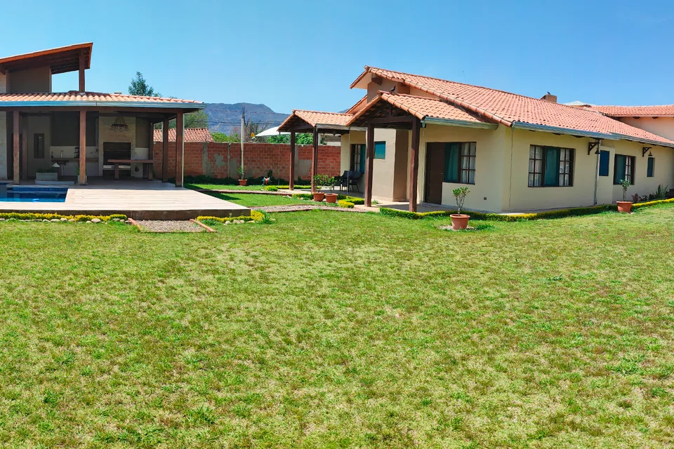 Jardín con vista a los dormitorios y a la piscina