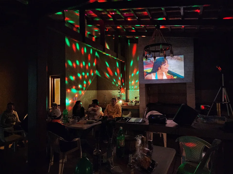Un grupo compartiendo karaoke nocturno en el parrillero
