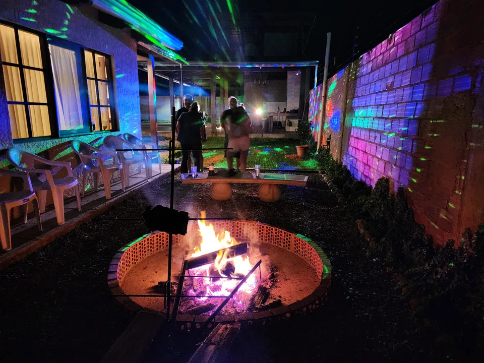 Una reunión nocturna junto al fogonero y el parrillero