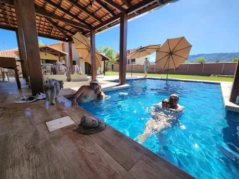 Parejas disfrutando de la piscina junto a la galería