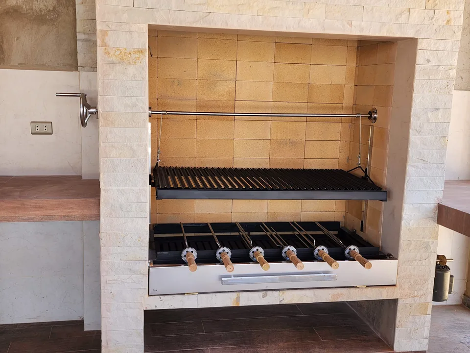 Parrilla y utensilios en el área del parrillero