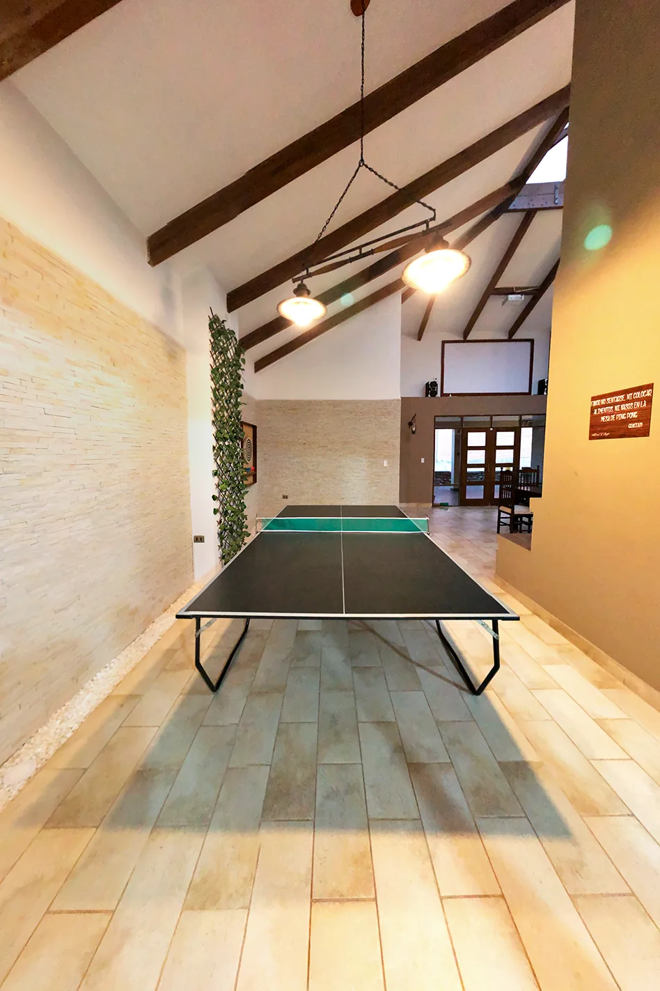Mesa de ping pong bajo el techo alto de la sala
