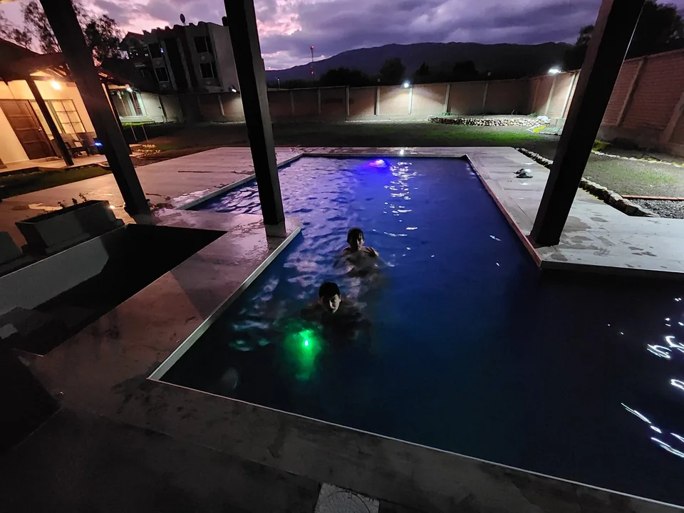 La piscina y los jardines al caer la tarde