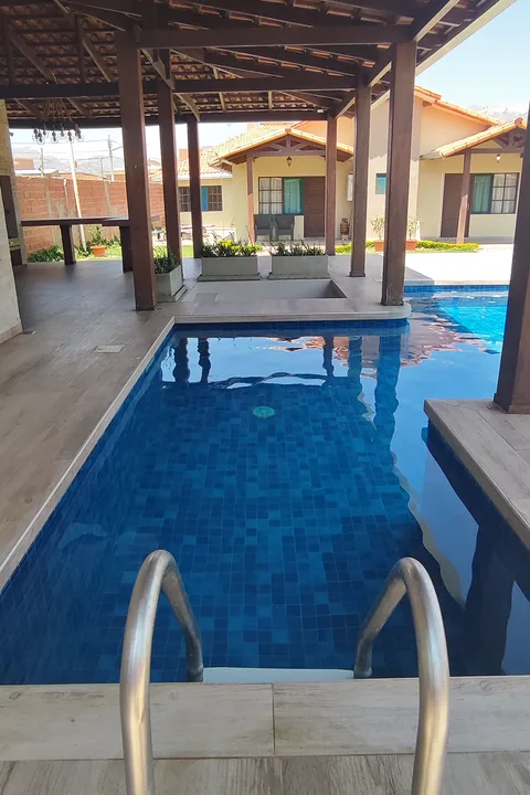 Piscina junto a la galería techada y los dormitorios