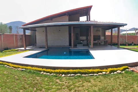 Piscina, parrillero y jardín de la villa