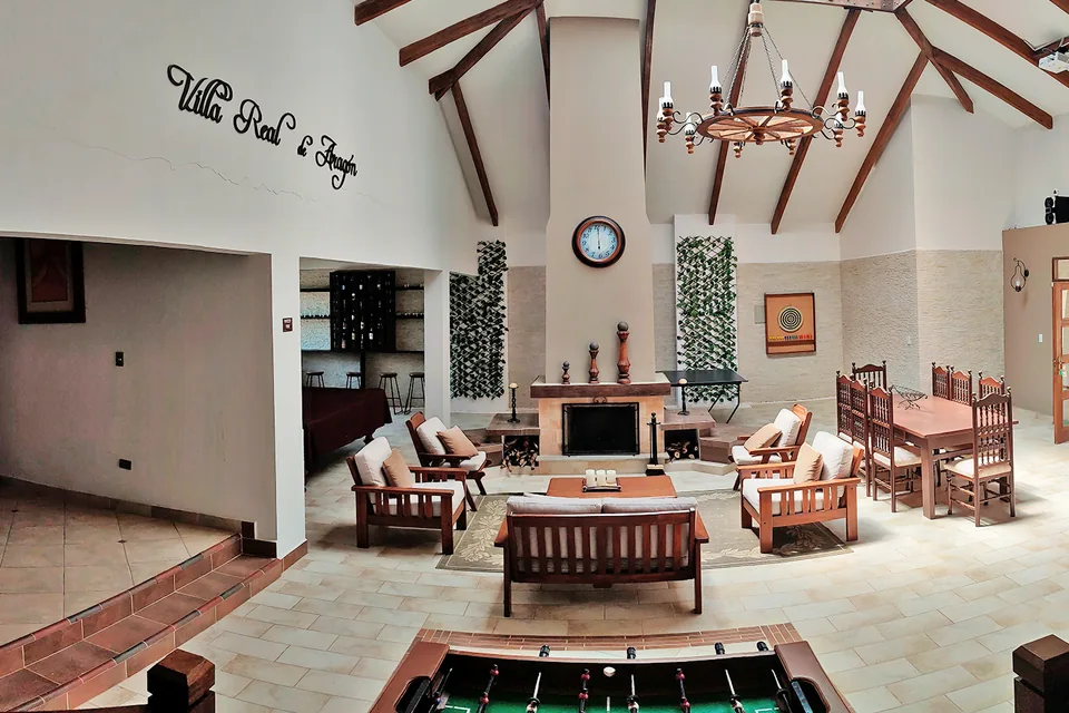 Vista de la gran sala, la chimenea, el living y el comedor