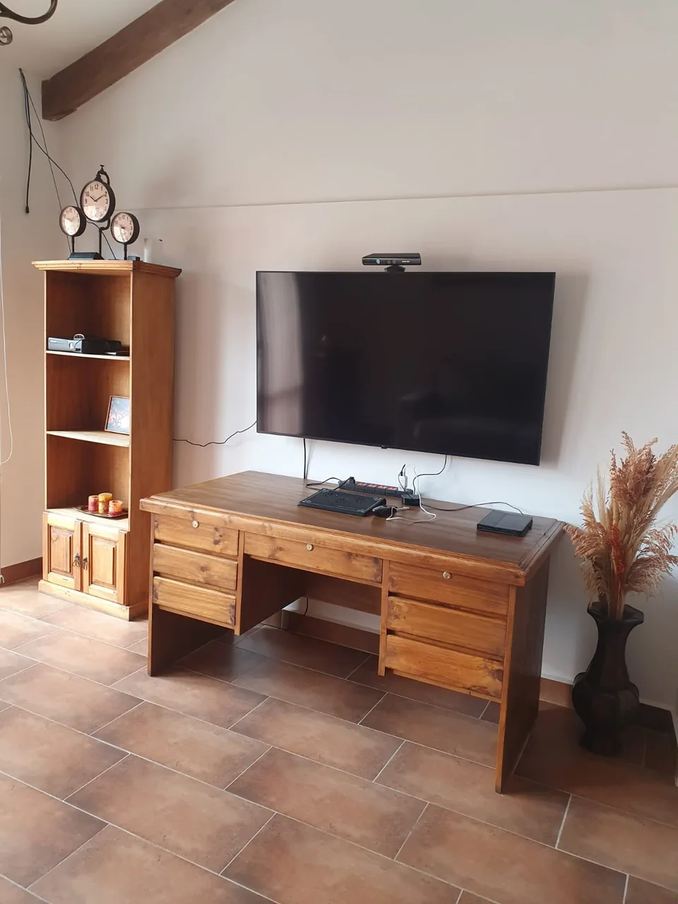 Sala de televisión con mueble de madera