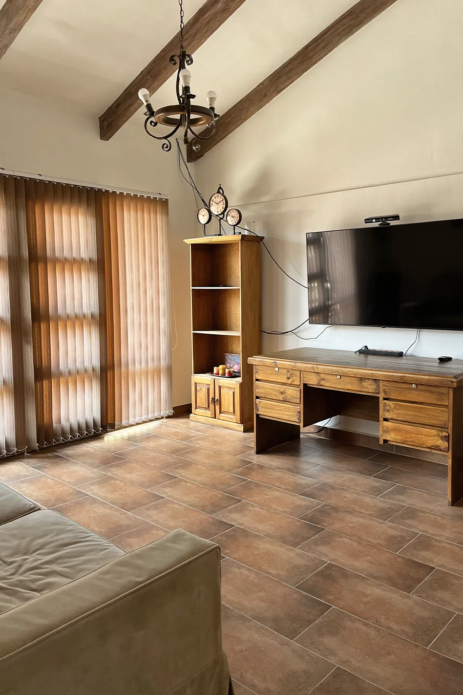 Sala de televisión con sofá cama y pantalla